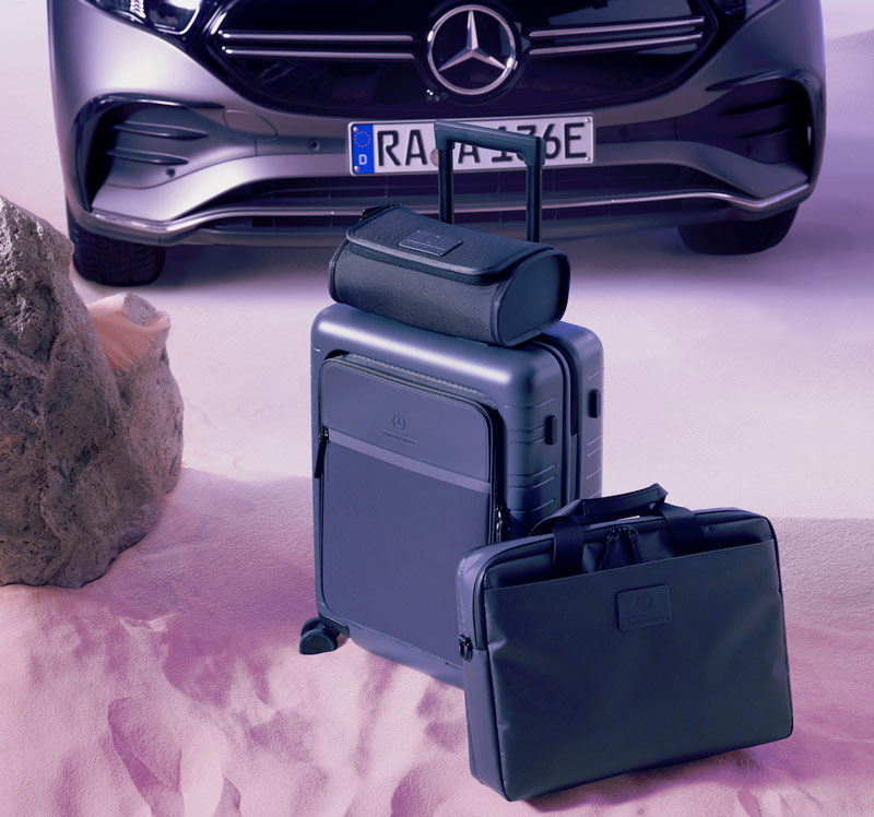 Ein Koffer B66959617, eine Kosmetiktasche B66959481 und eine Laptoptasche B66959480, stehen auf Lianen Sand. Das Bild verlinkt auf die Kategorie: Koffer, Taschen und Lederwaren. Ein Koffer B66959617, eine Kosmetiktasche B66959481 und eine Laptoptasche B66959480, stehen auf Lianen Sand. Das Bild verlinkt auf die Kategorie: Koffer, Taschen und Lederwaren.