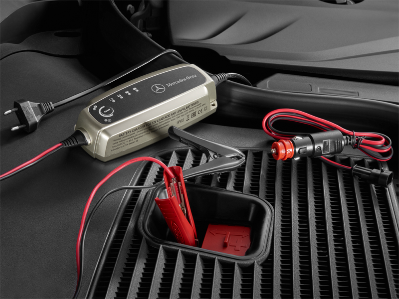 Mercedes-Benz - BATTERIELADEGERAET Teilenummer A0009823021 A0009823021