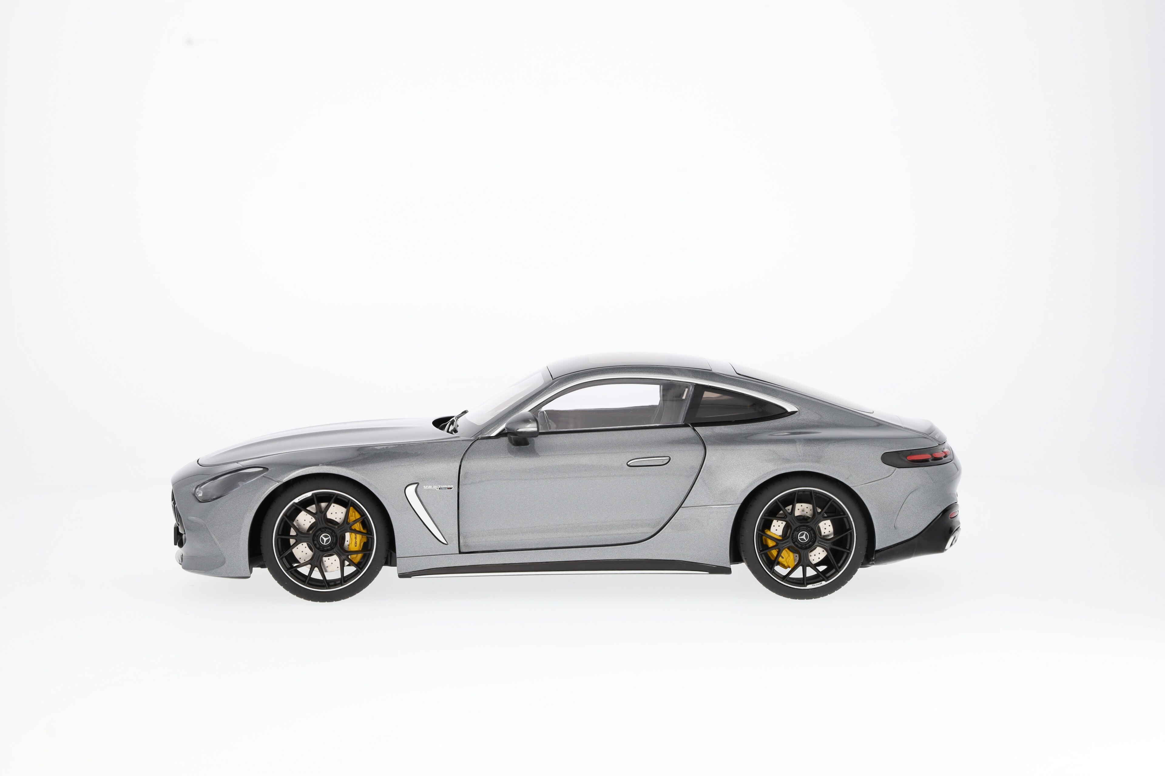 Mercedes-Benz -  Mercedes-AMG GT 63, C192 selenitgrau, 1:18
