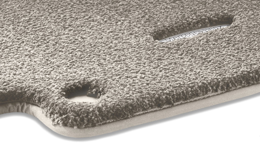 Mercedes-Benz - FUSSMATTE Teilenummer A21368018068V00 A21368018068V00