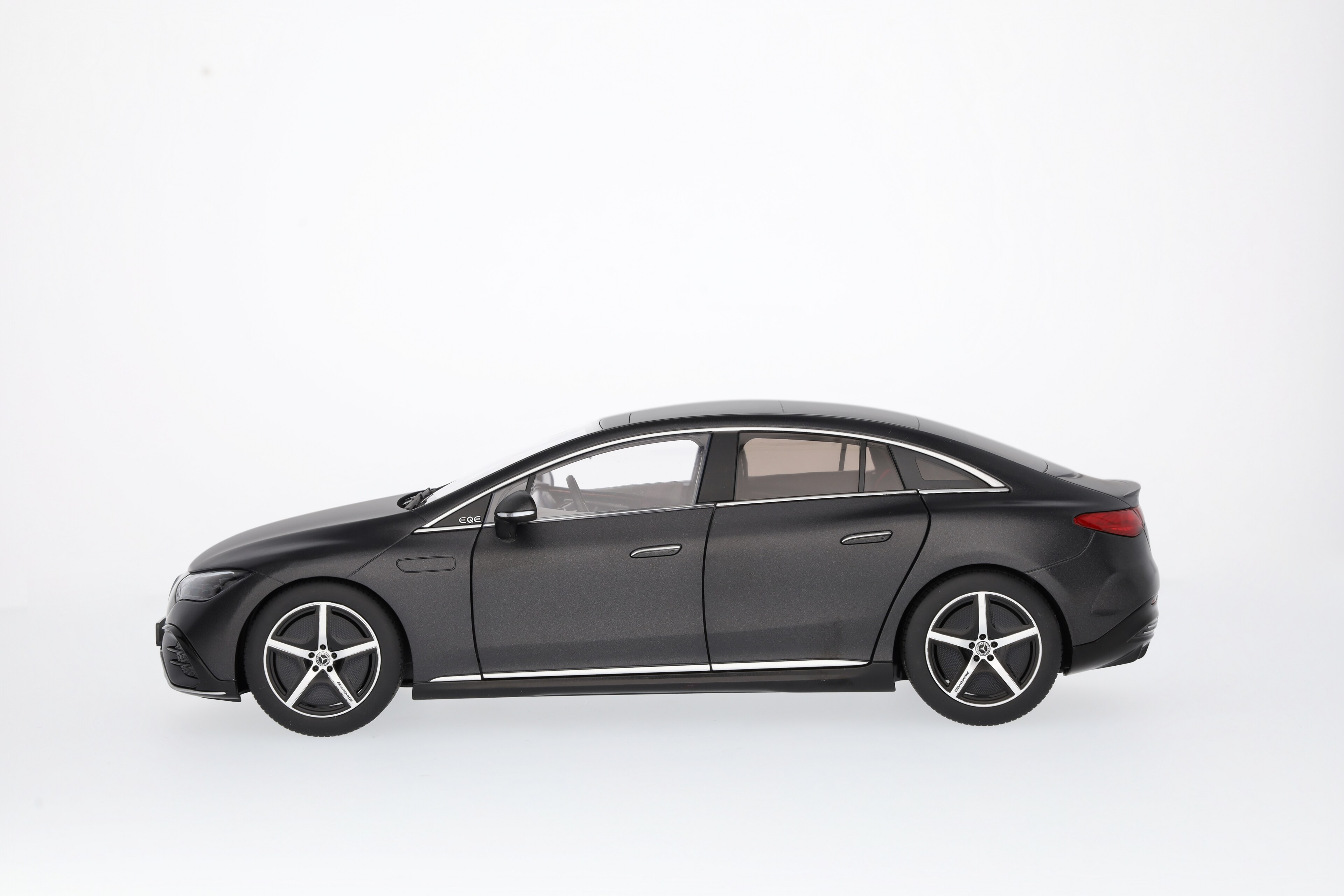 EQE, Limousine, AMG Line, V295 MANUFAKTUR graphitgrau magno, NZG, 1:18
