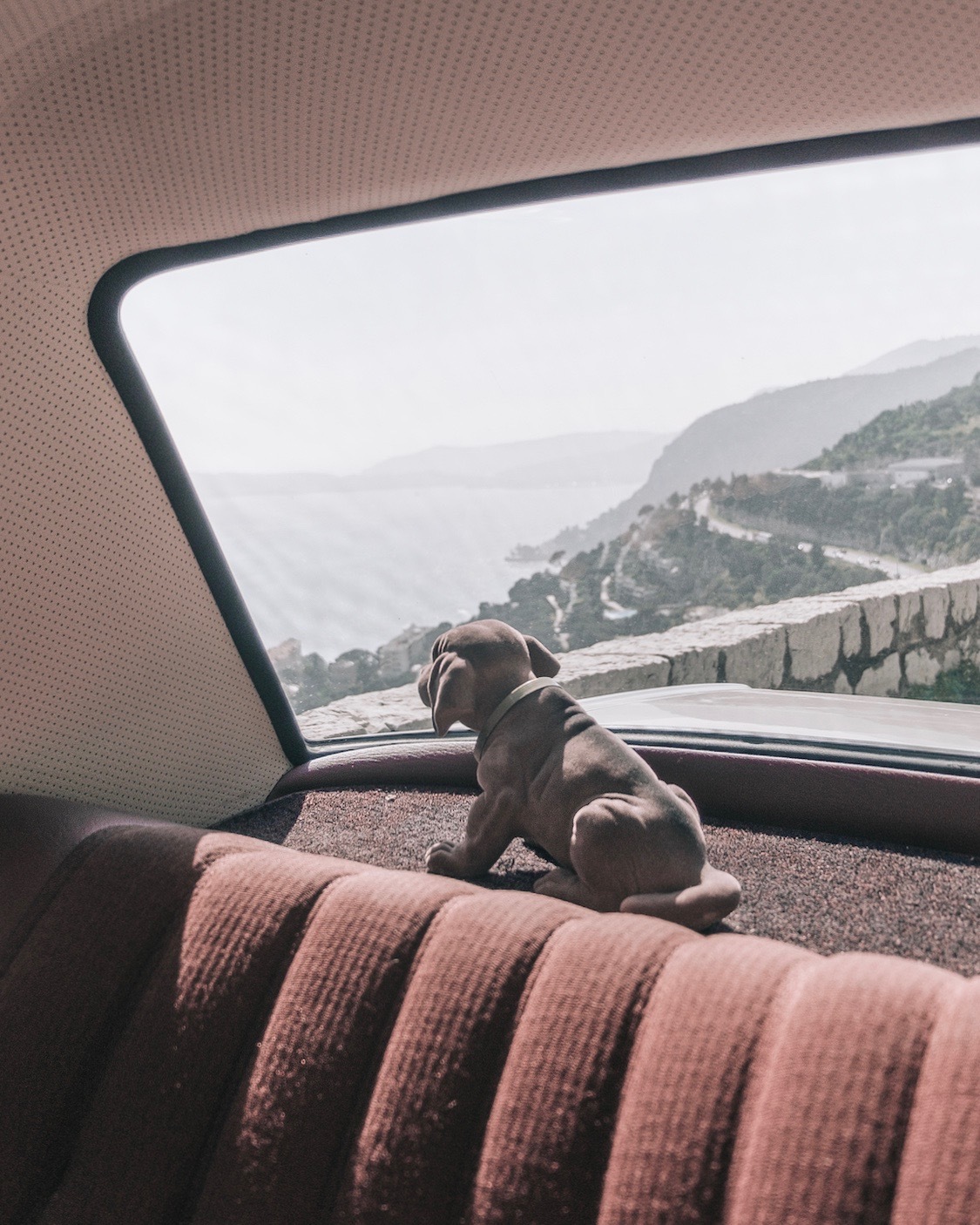 Die Rückbank eines Oldtimers. Auf der Kofferraumabdeckung steht ein Wackeldackel B66041451. Das Bild verlinkt auf die Kategorie: Classic Collection2