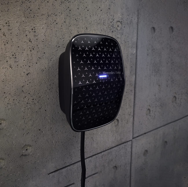 Das Bild zeigt eine schwarze Wallbox. Das Design hat viele kleine Mercedes-Benz Sterne auf die Oberfläche gedruckt. Die Wallbox hängt an der Wand. Das Bild verlinkt auf die Kategorie: Ladesysteme.