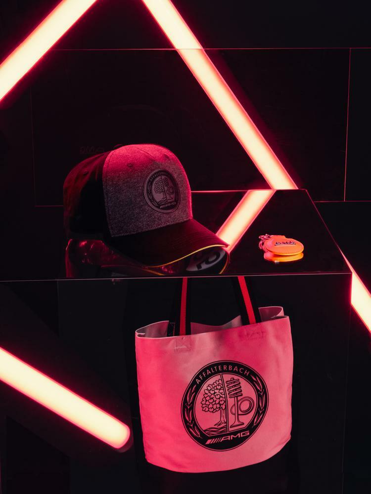 ein Mercedes-Benz Oldtimer 230 SL Pagode W 113 (1963-1967) blaugrau, 1:18 mit der Teilenummer: B66040681