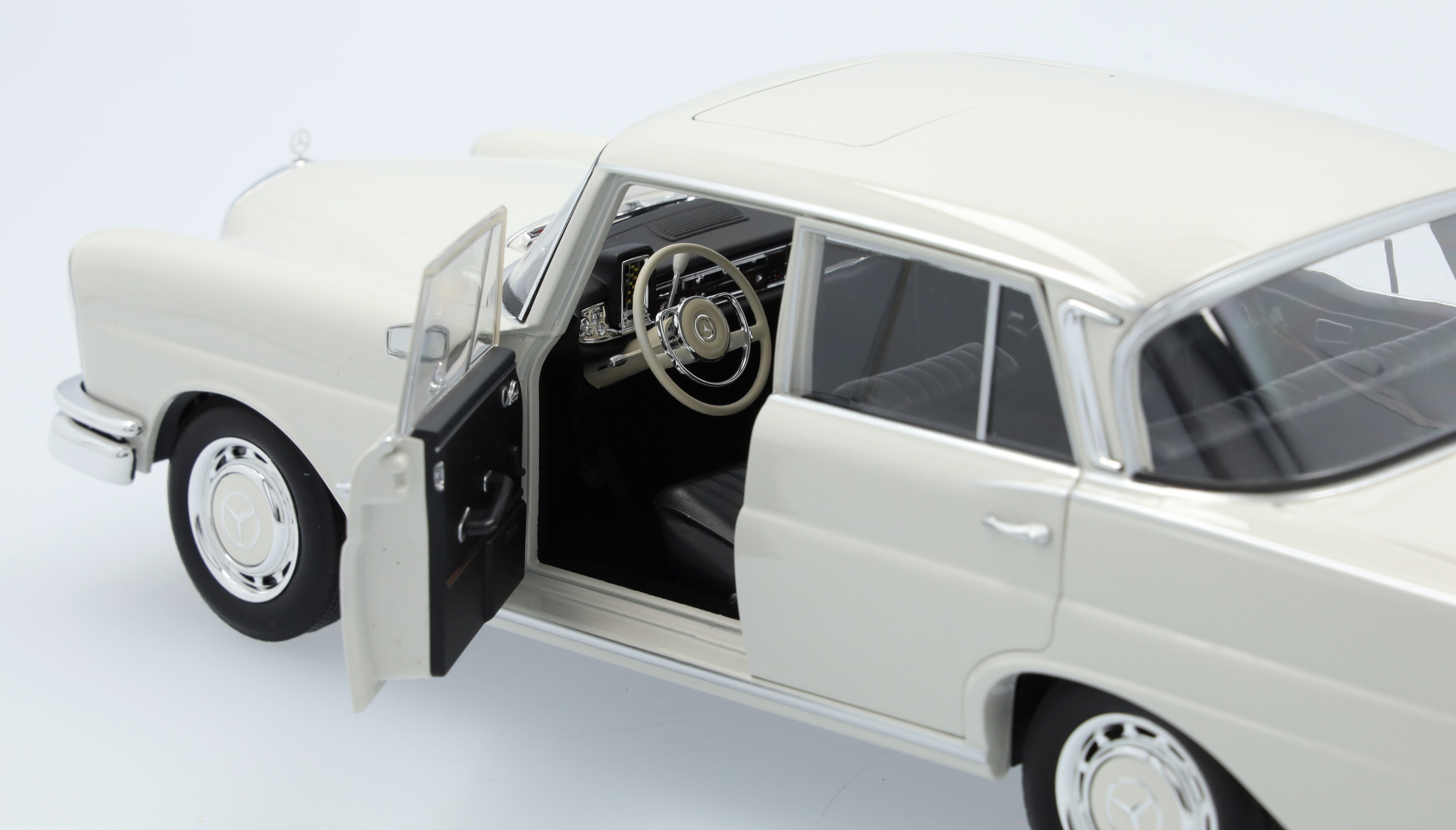 Mercedes-Benz - 220 S W 111 (1959-1965) weißgrau, Norev, 1:18