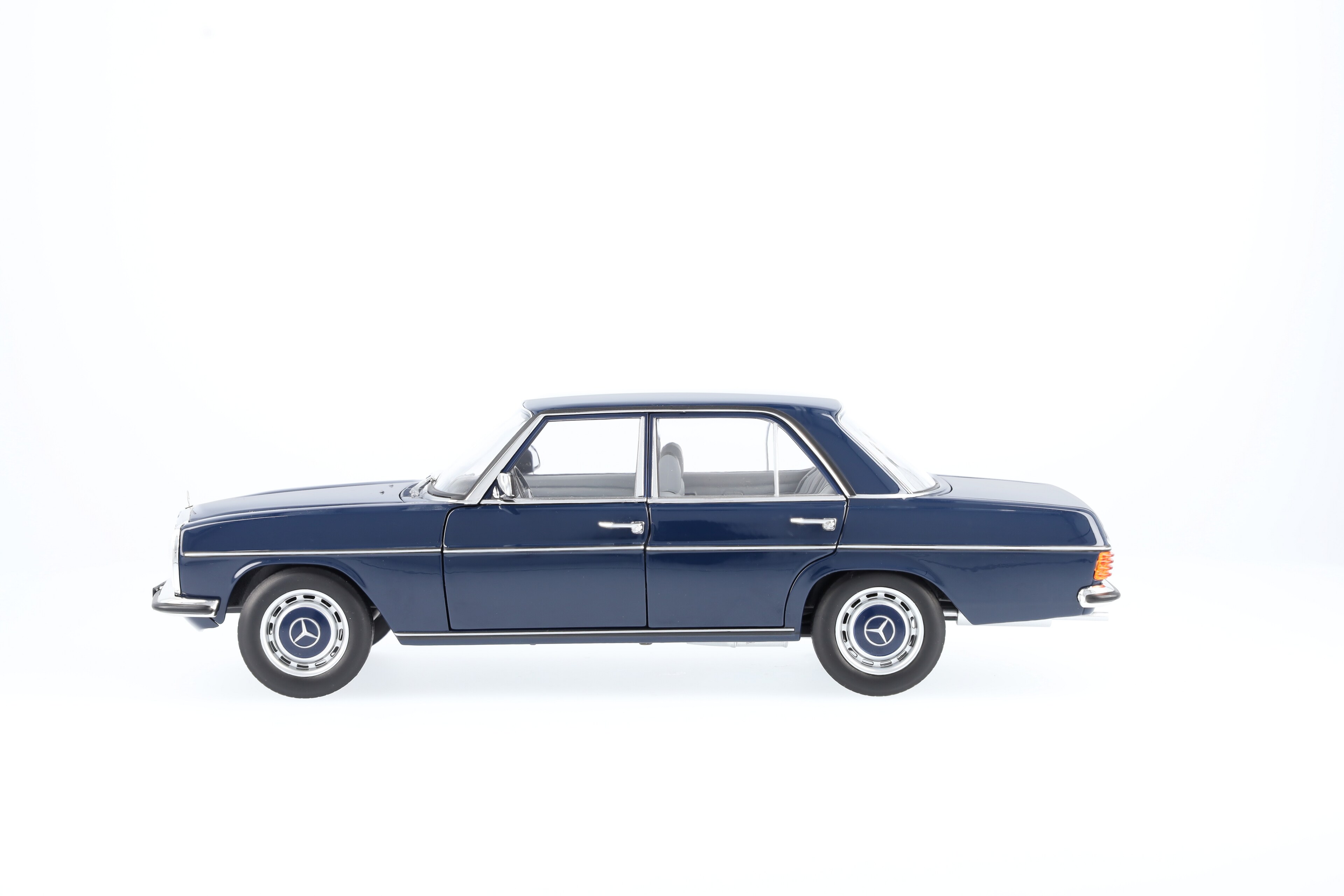 Mercedes-Benz - 200 W 114/W 115 (1968-1973), Limousine mitternachtsblau, Norev, 1:18