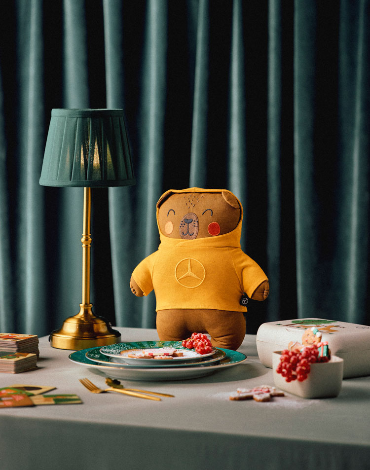 Auf dem Bild zu sehen sind Mercedes-Benz Herbst Collection mit Plüschbär für Kinder, stilvollen Wohnaccessoires und gemütlichen Herbstdetails für die kühle Jahreszeit.