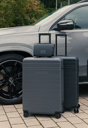 Mercedes-Benz Koffer und Taschen Abgebildet sind 2 Koffer der Mercedes X HORIZN STUDIOS Koffer. Diese stehen vor einem grauen Mercedes-Benz Fahrzeug.