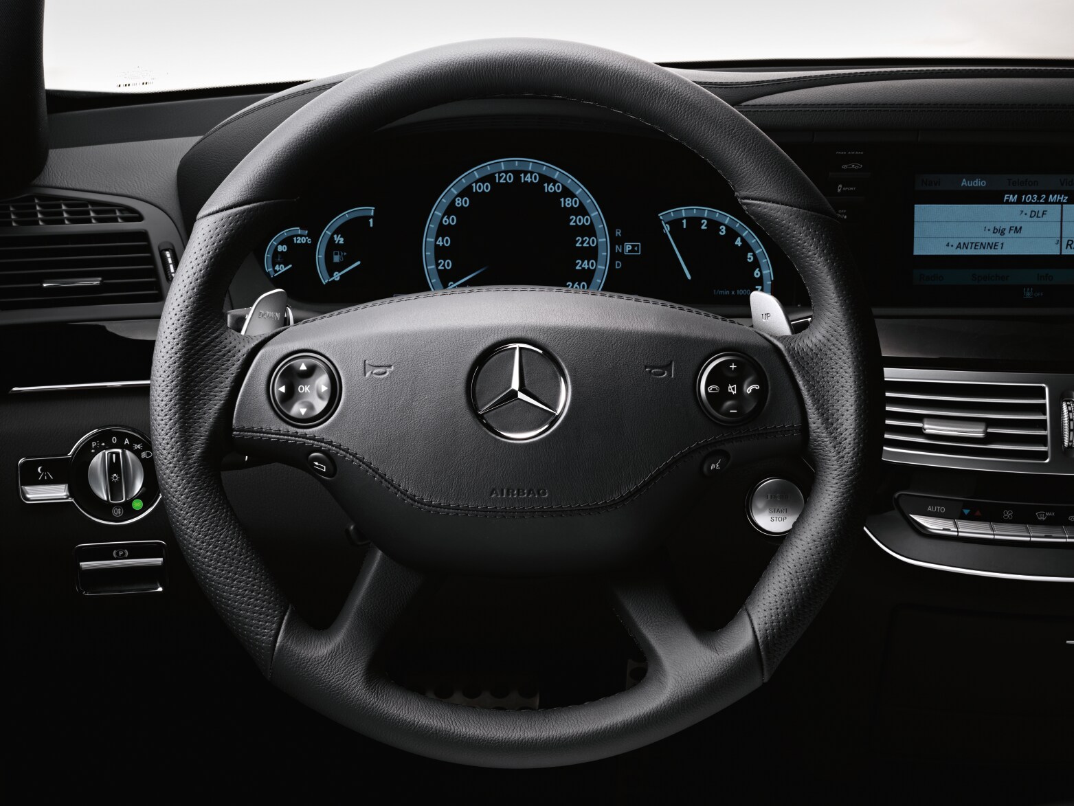 AMG Sportlenkrad, 4-Speichen-Design mit Alumi