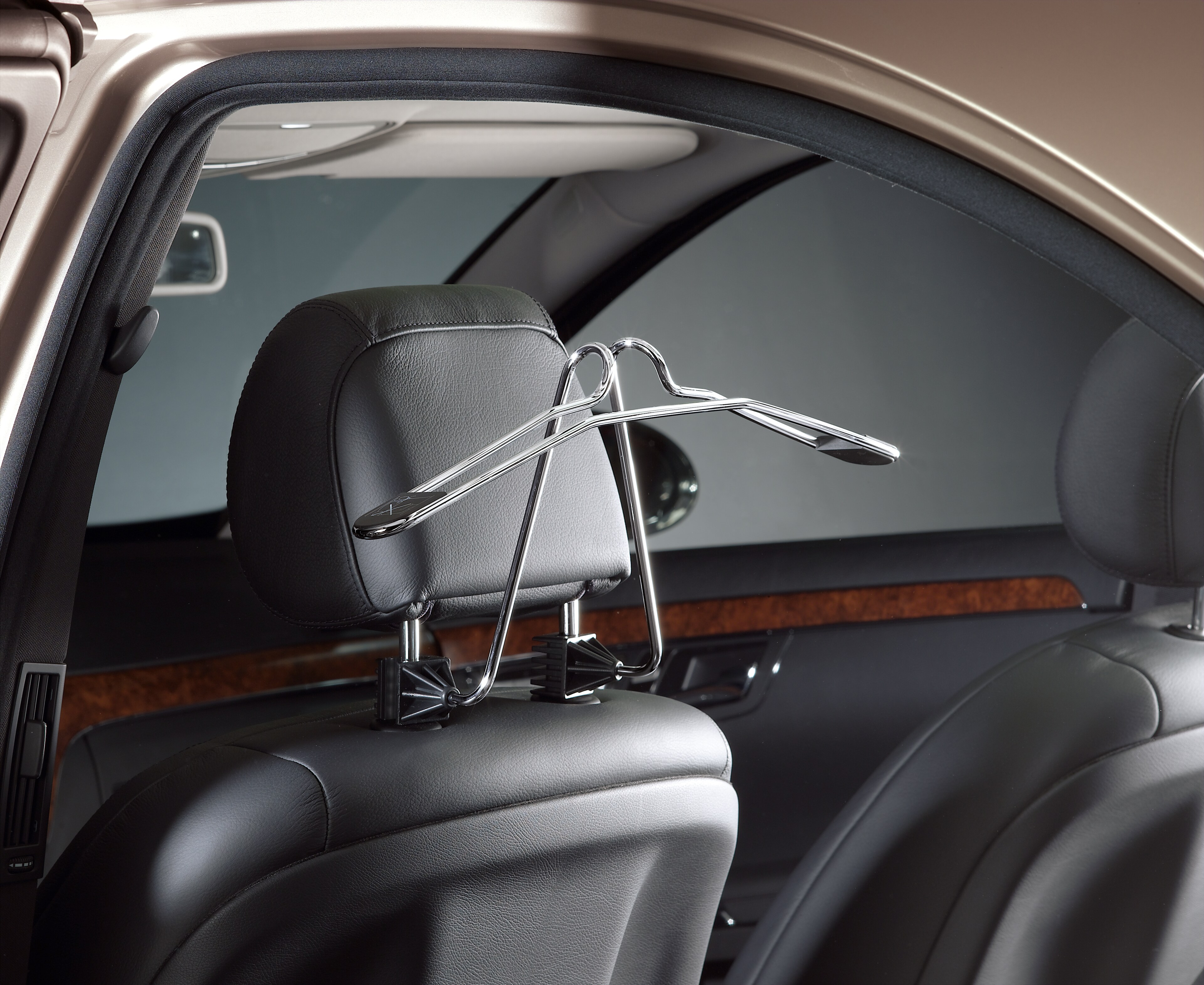 Kleiderbügel, an Kopfstütze