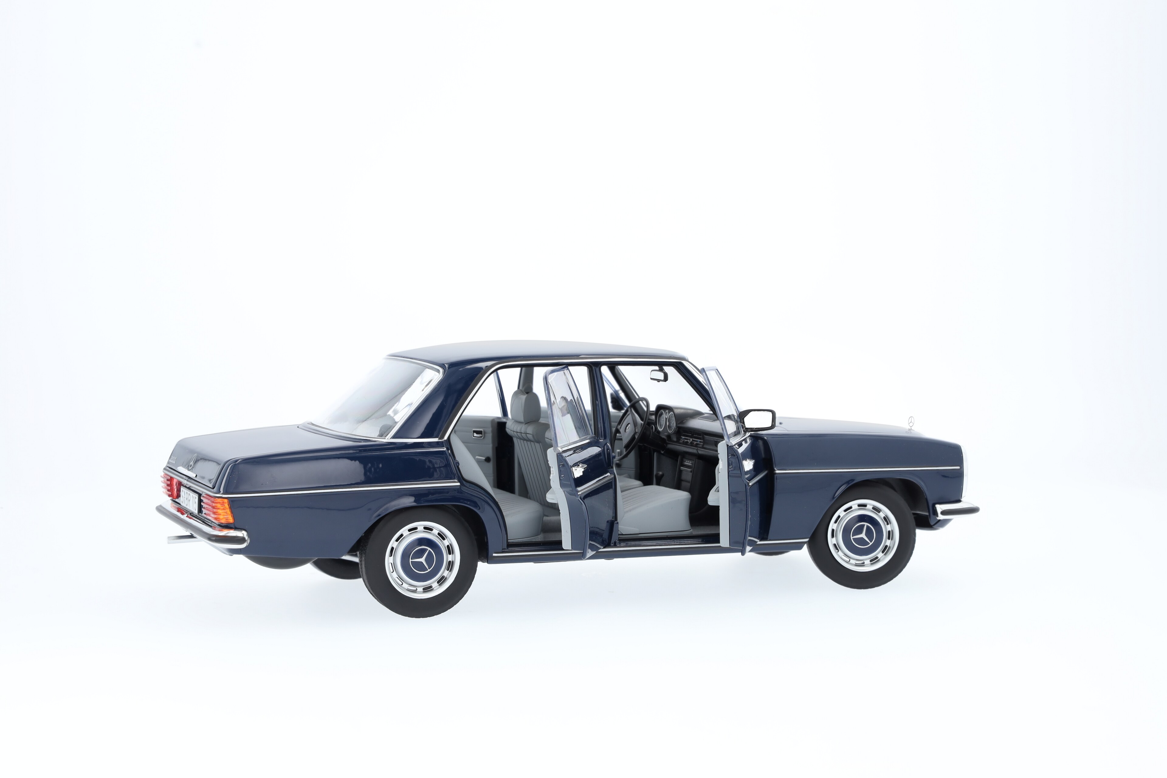 Mercedes-Benz - 200 W 114/W 115 (1968-1973), Limousine mitternachtsblau, Norev, 1:18