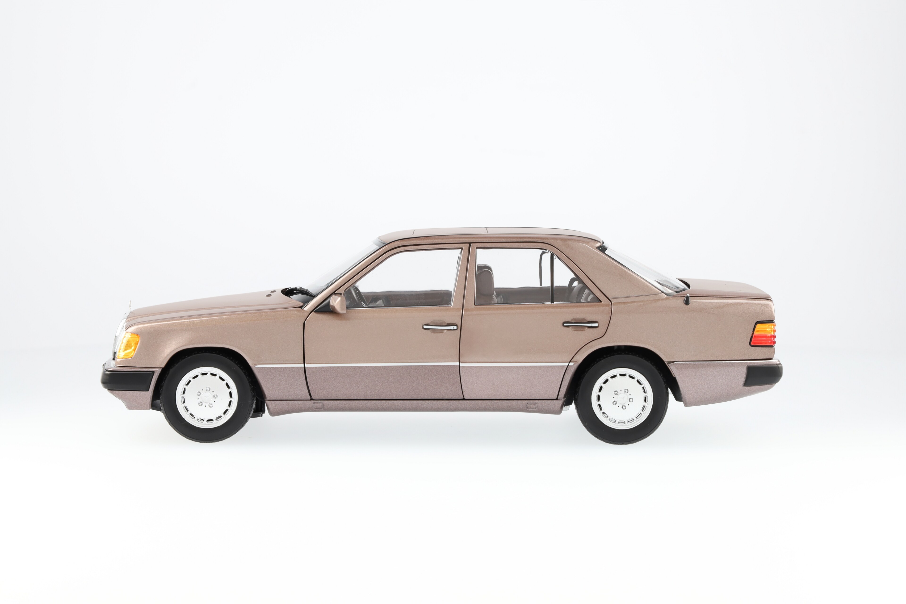 Mercedes-Benz - 230 E W 124 (1989-1993), Limousine Rosenholz, 1:18