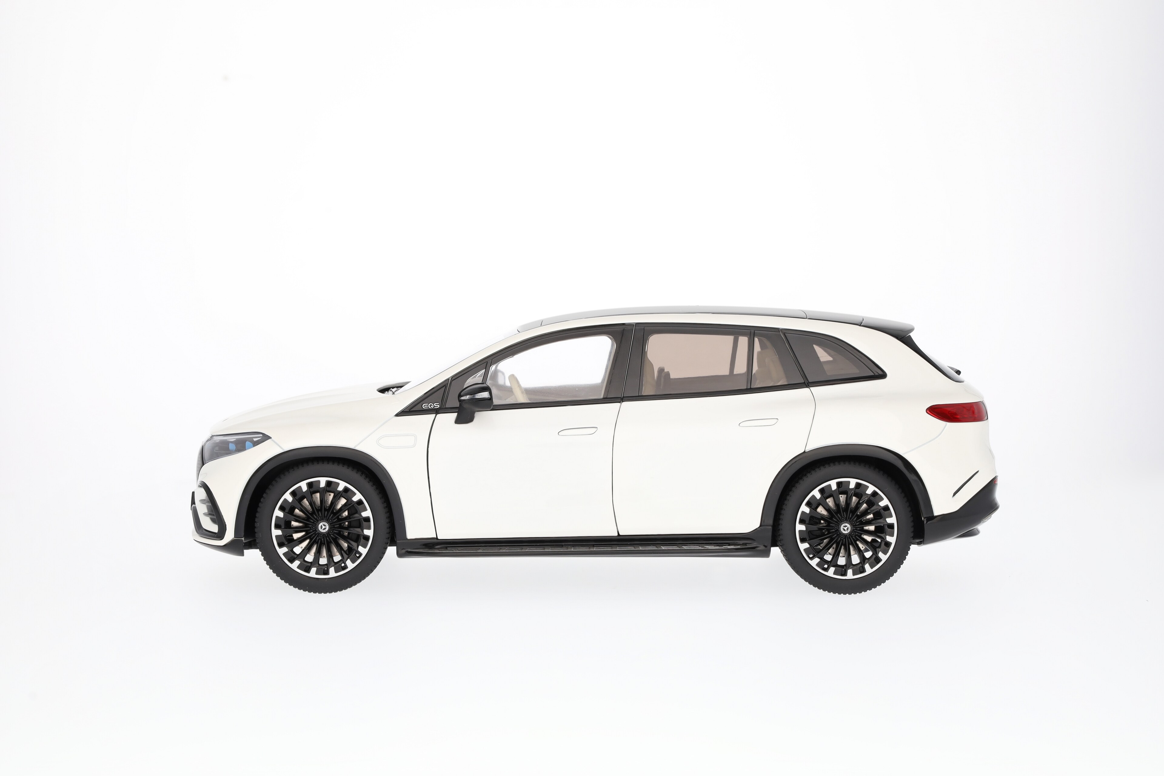 EQS SUV, AMG Line, X296 G manufaktur diamantweiß bright, NZG, 1:18