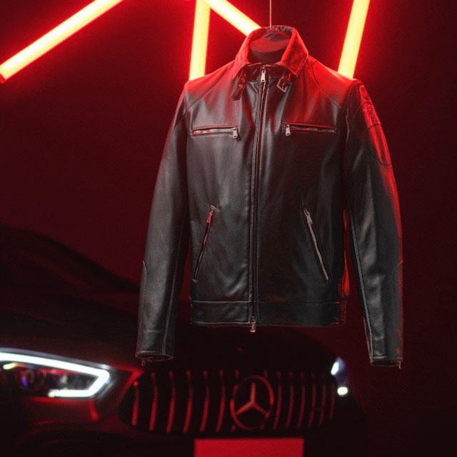 Eine schwarze Lederjacke vor einem dunklen Hintergrund mit roten LED-Streifen. Das Bild verlinkt auf die Kategorie: Mode. Eine schwarze Lederjacke vor einem dunklen Hintergrund mit roten LED-Streifen. Das Bild verlinkt auf die Kategorie: Mode.
