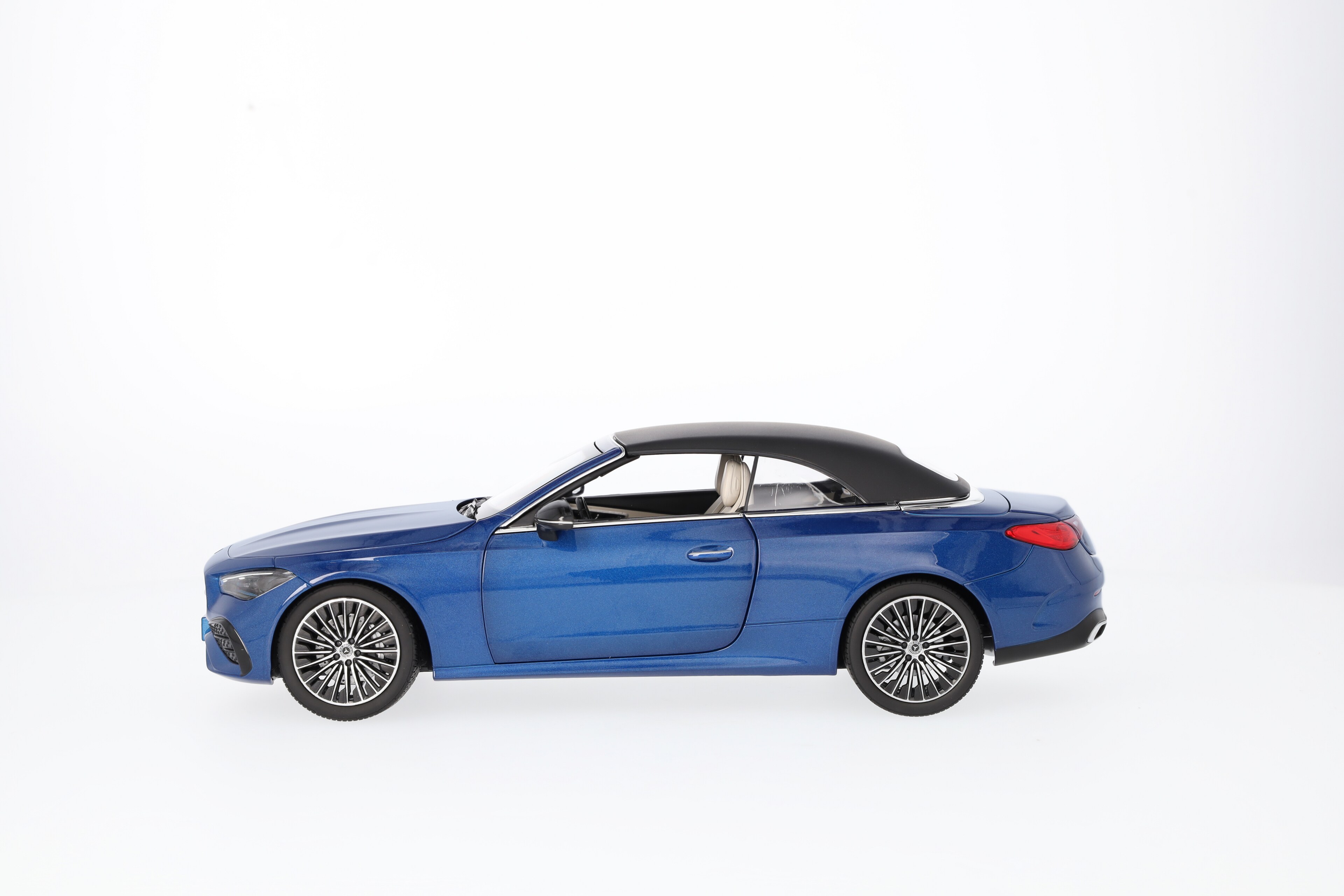 CLE Cabriolet, AMG Line, A236 spektralblau, 1:18