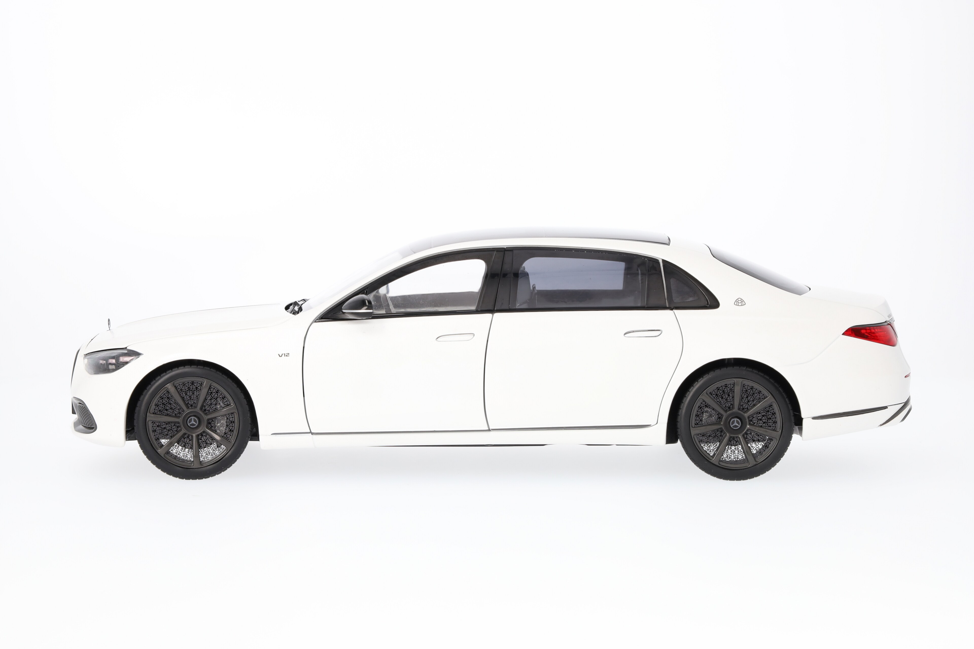 Mercedes-Benz - Mercedes-Maybach S 680 4MATIC, Night Series, X223 MANUFAKTUR opalithweiß magno, 1:18