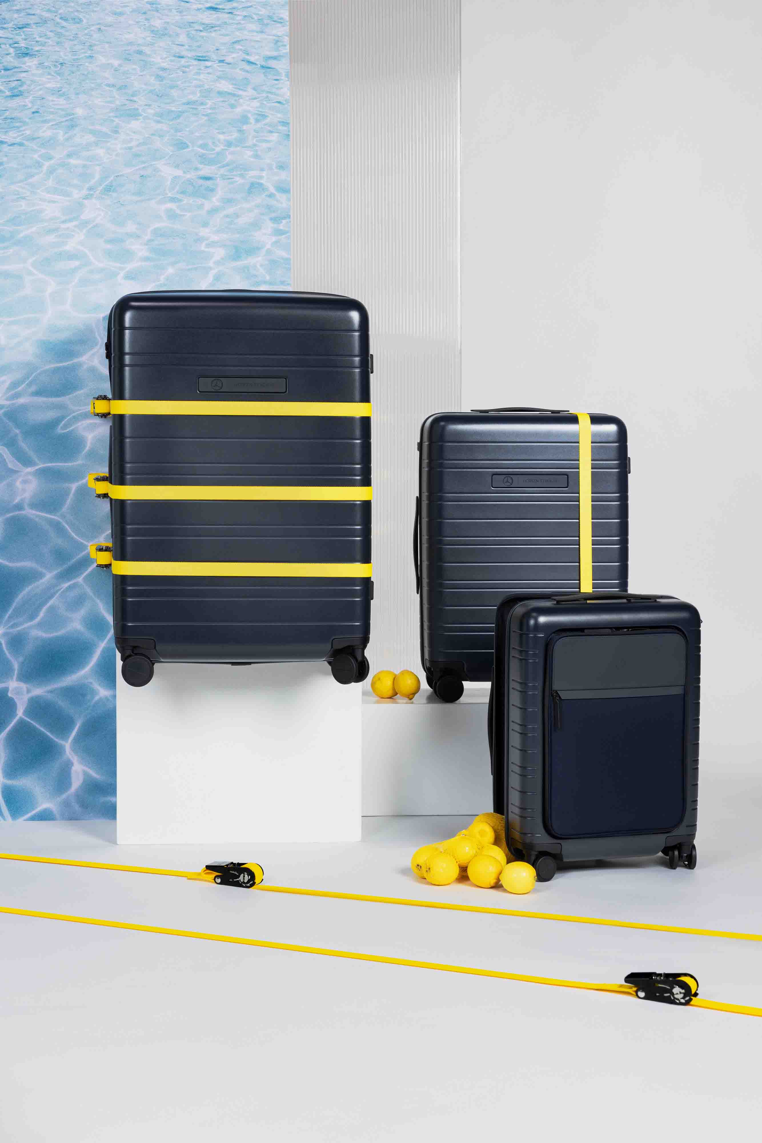 Abgebildet sind 3 schwarze Koffer mit gelbem Koffer-Band. Die Koffer haben verschiedene Größen. Das Bild verlinkt auf die Kategorie: Collection, Reise und Freizeit.