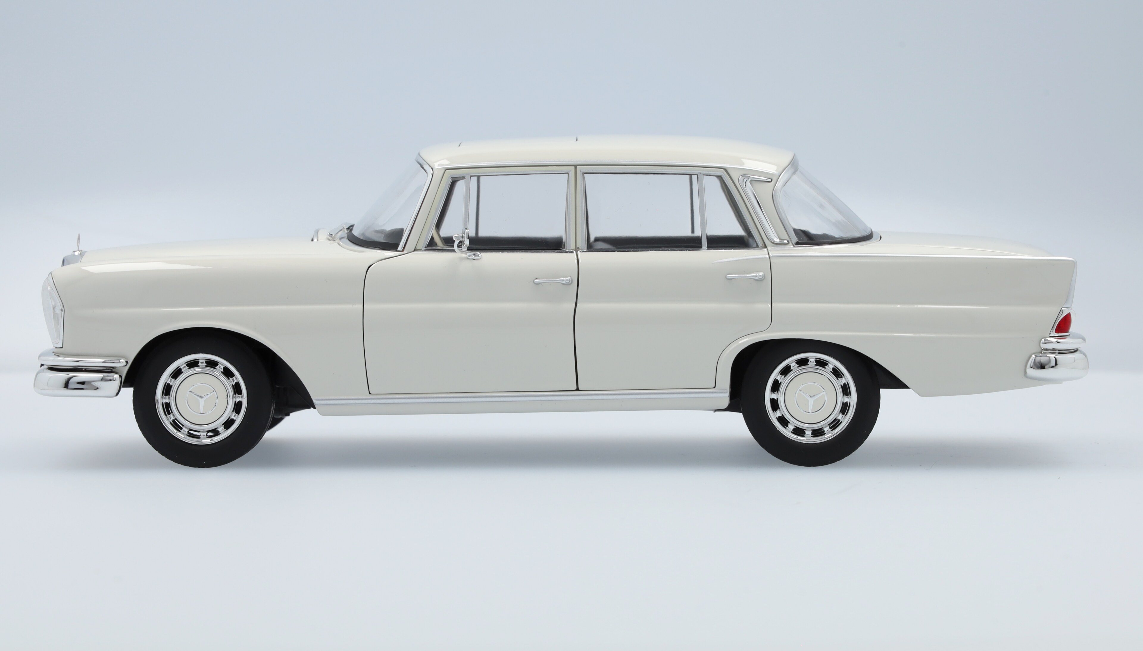 Mercedes-Benz - 220 S W 111 (1959-1965) weißgrau, Norev, 1:18