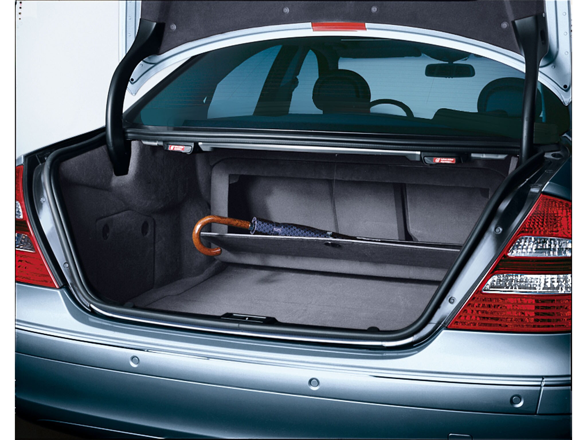 Mercedes-Benz - Box hinter Fondsitz Box hinter Fondsitz