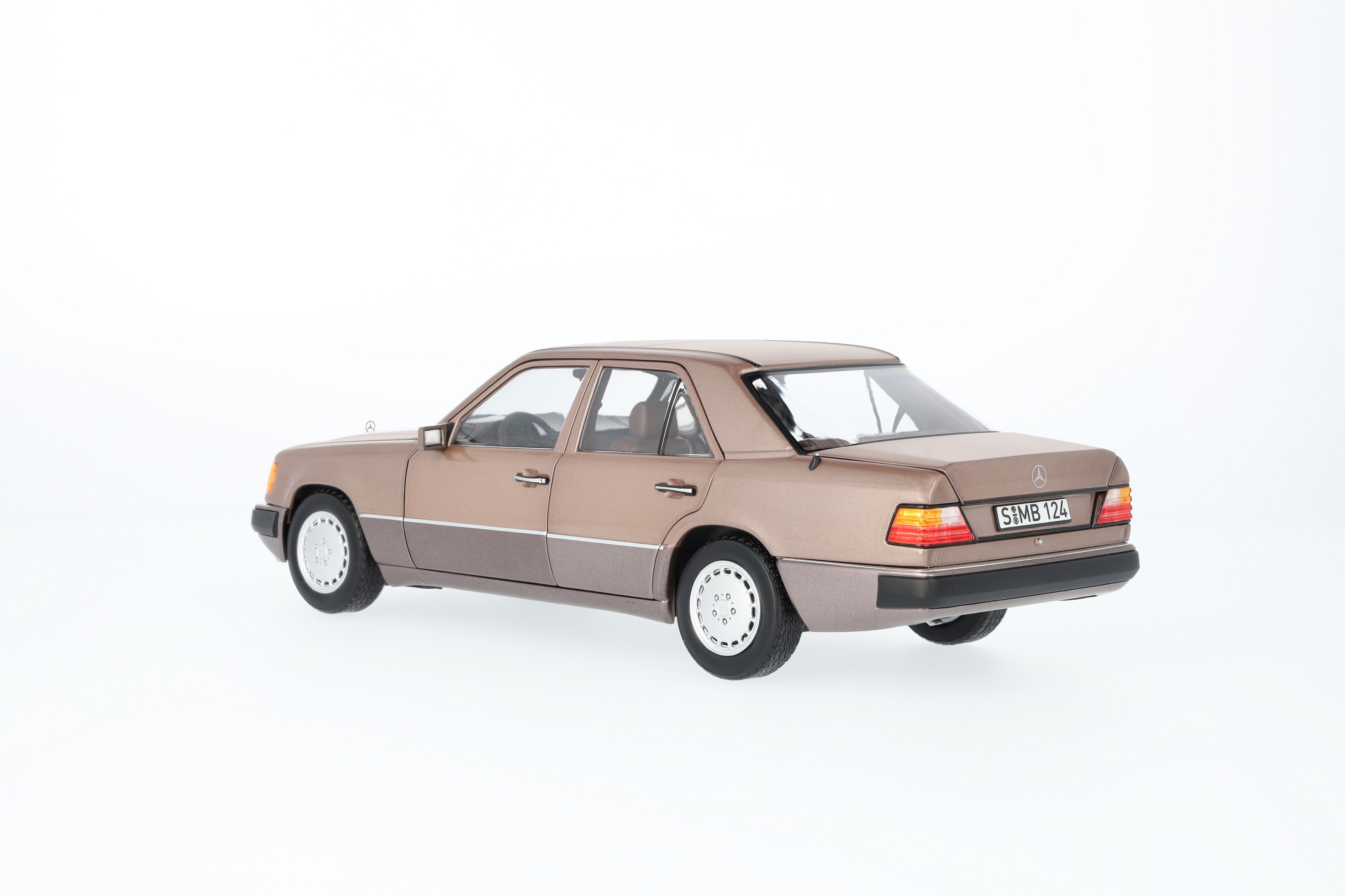 Mercedes-Benz - 230 E W 124 (1989-1993), Limousine Rosenholz, 1:18