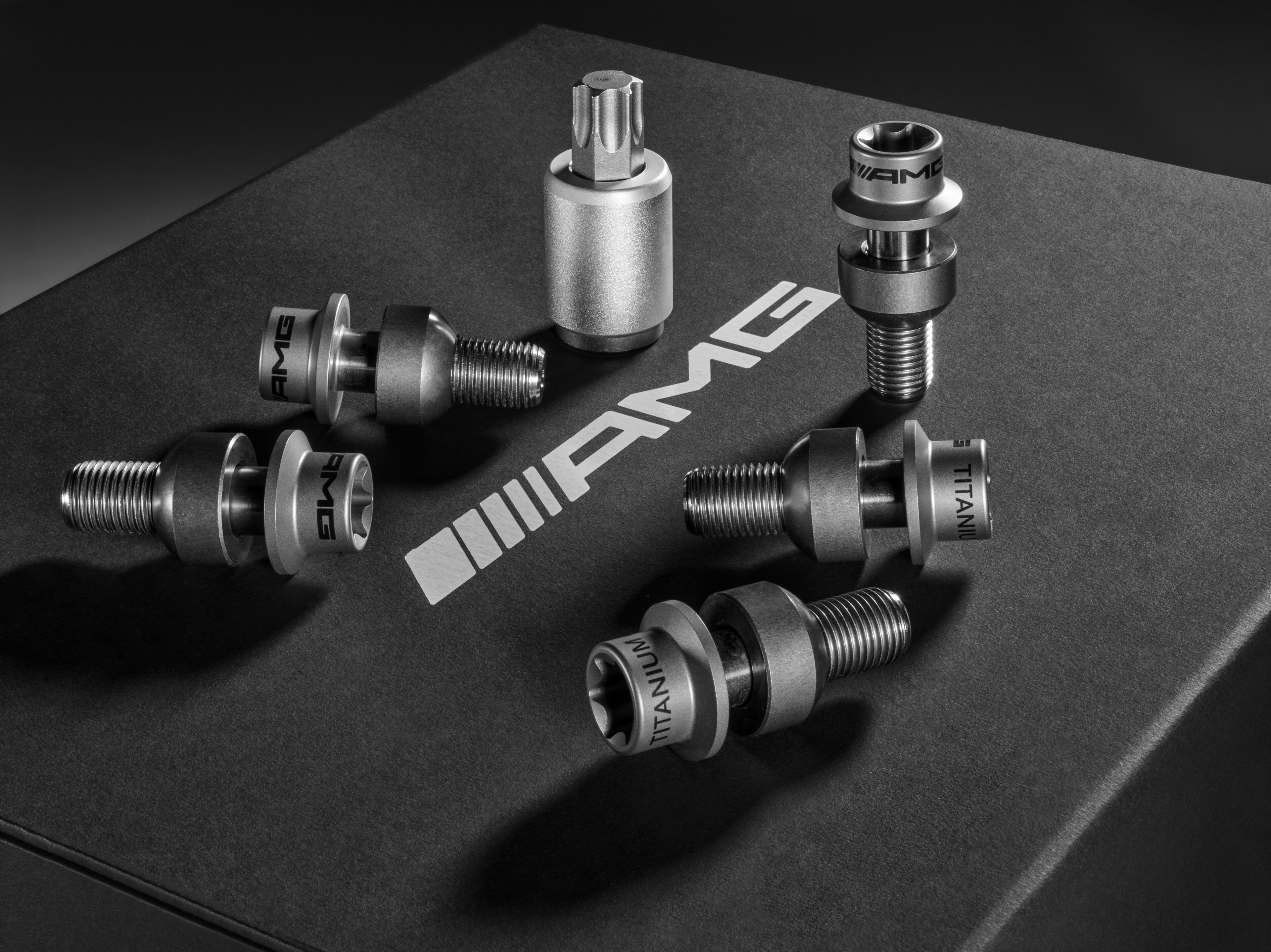 Mercedes-Benz - AMG Radbolzen, gewichtsoptimiert titangrau, Titan