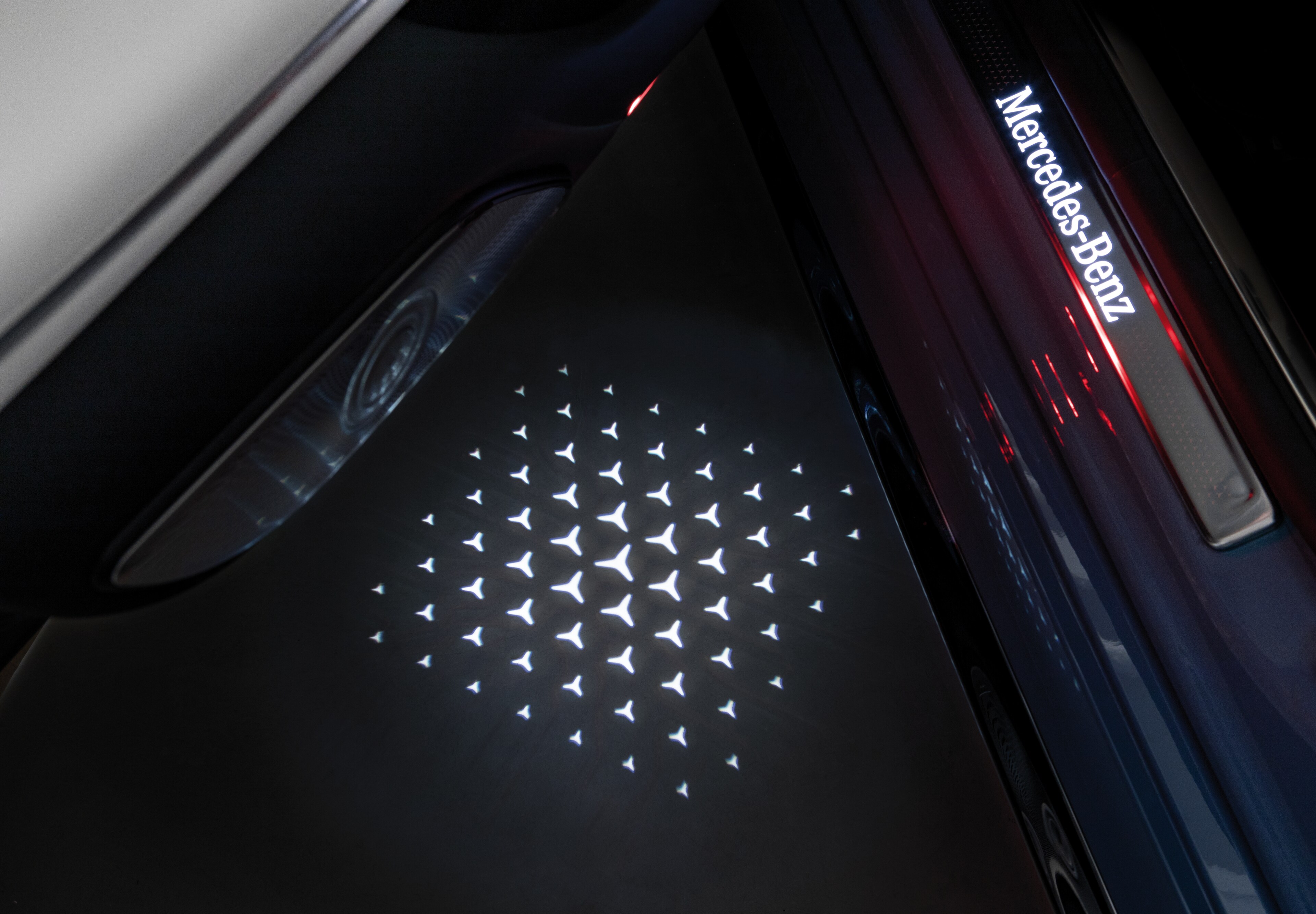 Mercedes-Benz -  LCD-Projektor, mit animiertem Mercedes-Benz Pattern