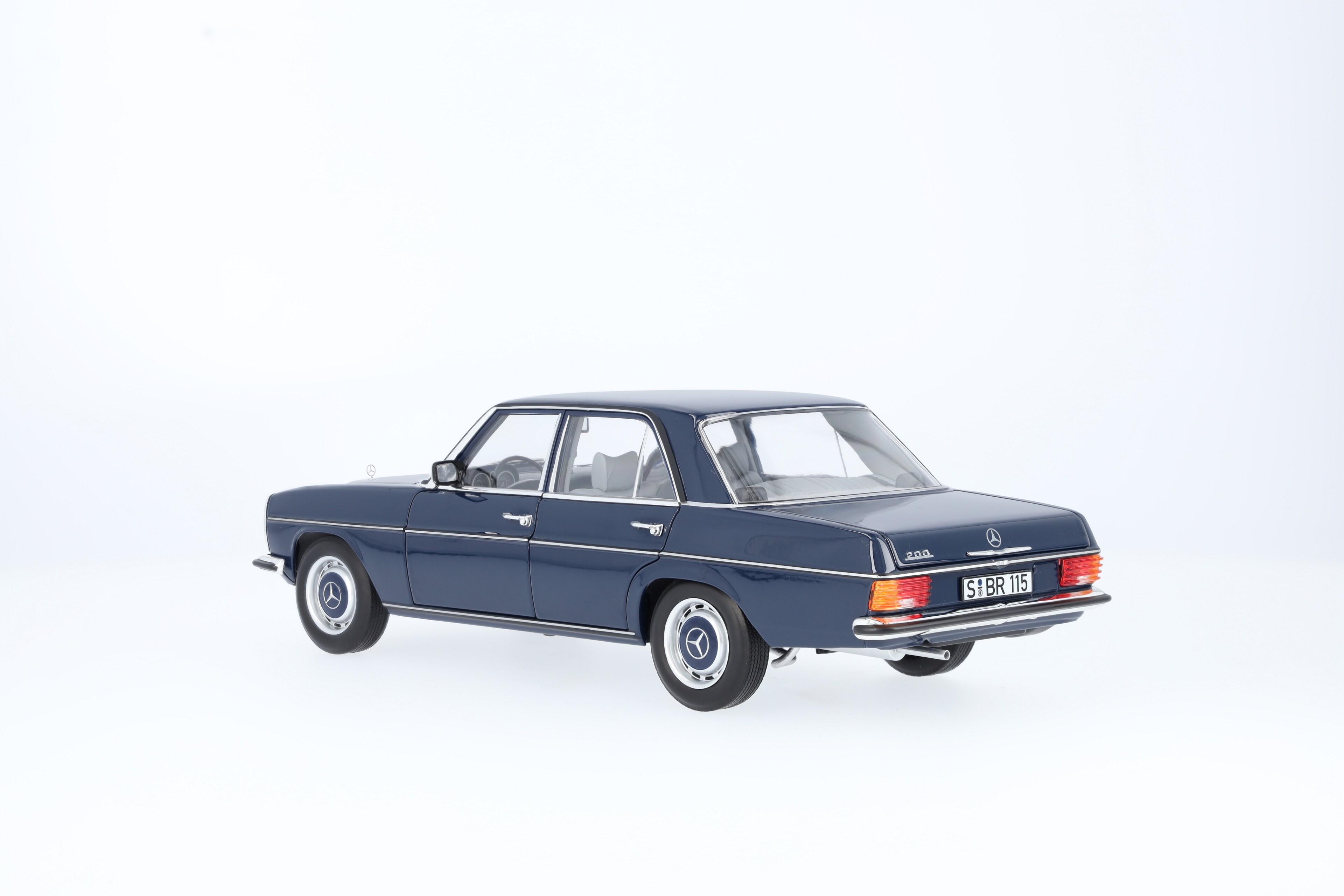 Mercedes-Benz - 200 W 114/W 115 (1968-1973), Limousine mitternachtsblau, Norev, 1:18