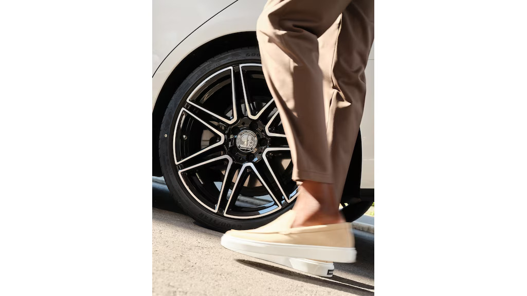 AMG Radnabenabdeckung, mit AMG Wappen silberfarben / schwarz AMG Radnabenabdeckung, mit AMG Wappen silberfarben / schwarz